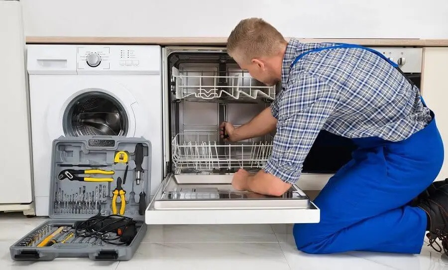 Menderes Miele servisi teknisyen ekibi beyaz eşya tamiri yaparken